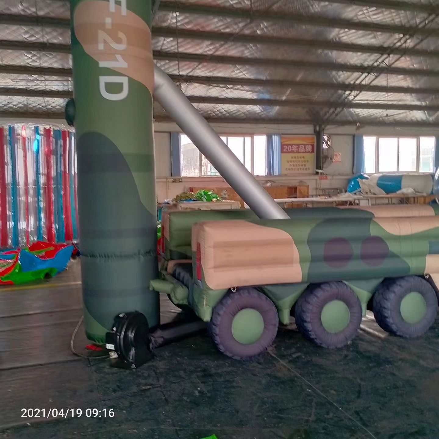 右江军事演习中的充气目标车辆：模拟发射车雷达车坦克飞机